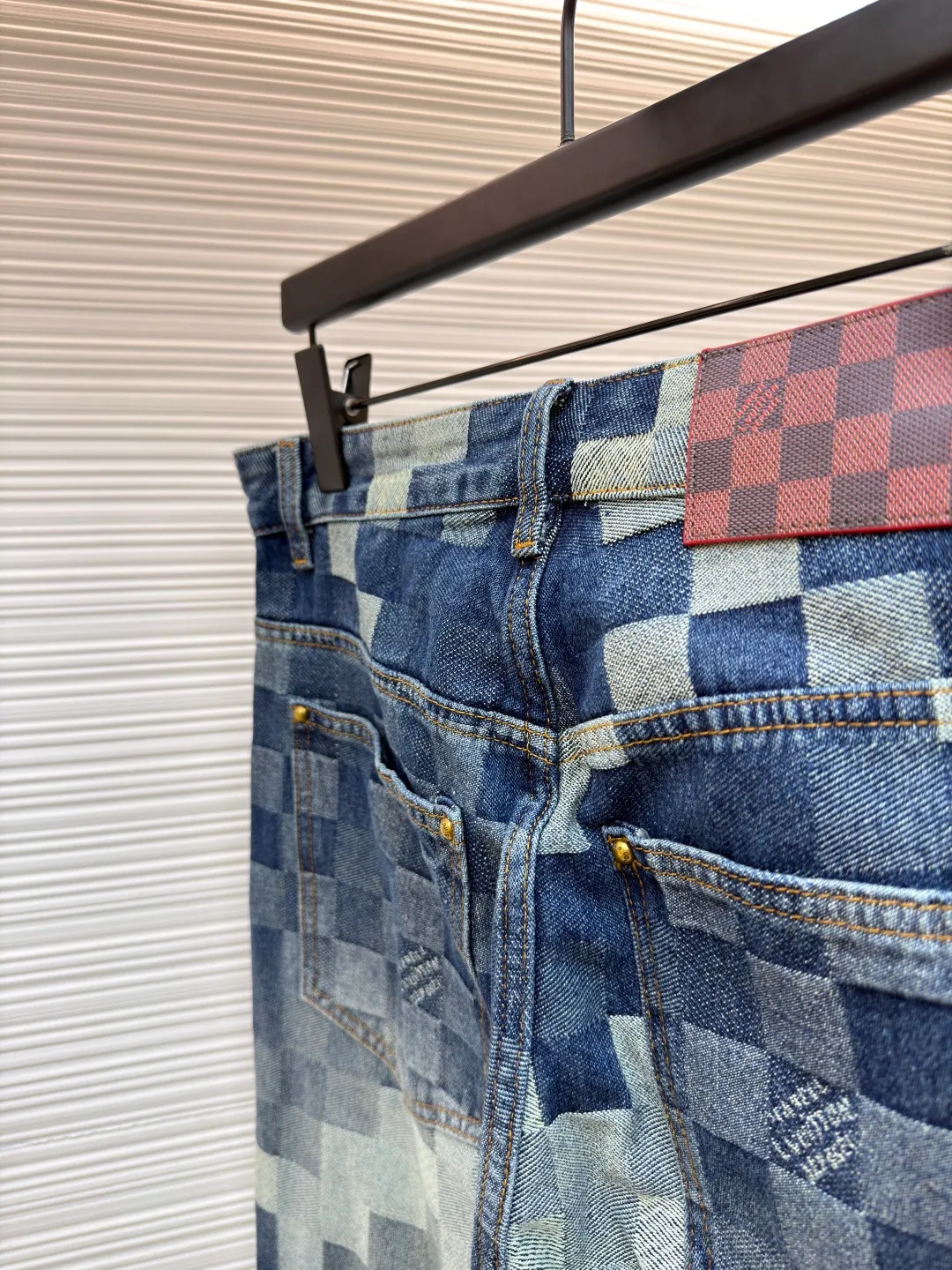 LOUIS VUITTON checkerboard mosaic denim trousers ●Authentic product: 15,000 purchased and developed ●Item number: 1680885-B40 ●Fabric: denim fabric ●Technology: Jacquard technology ●Version: Fitted version ●Size: 30-32-34-36 ●Weight: about 1250g ●Description: Gradient mosaic plaid fabric is developed as it is and the letter jacquard on the denim is restored The minimum order quantity for the pearl hardware laser engraving logo is 6w. The cost of a single pearl button is RMB. The details are processed perfectly. After the garment is ready, the enzyme soaking and washing process is used to make the denim slightly yellowed to show the traces of time. Finally, the buttons are hand-buttoned. Machine equipment cannot be used for buttoning because the button material is pearls. The scrap rate of machine buttoning is 40%. The 13 pearl buttons on the whole body are all hand-buttoned. Unreplicable works of art pay tribute to Fei Dong. The overall wiring is straight and delicate, the fabric is comfortable and soft, and the color is consistent without color difference. It can be matched with the same style to create a fashionable look and control various occasions. Customized accessories, complete with three standards, same style for men and women!